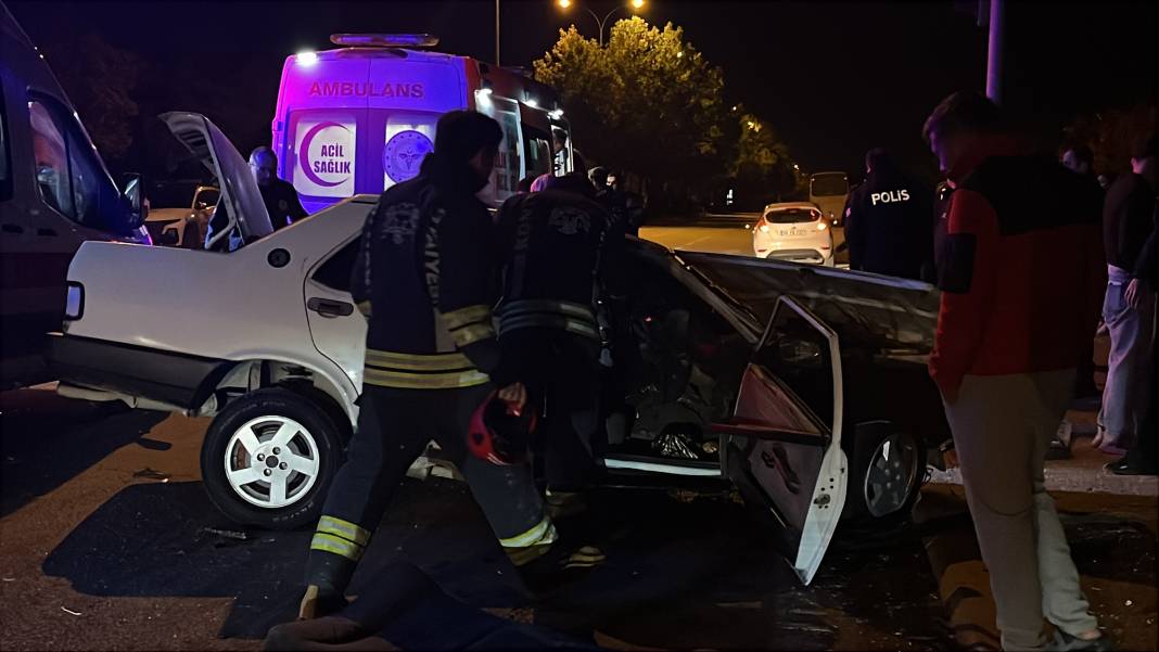 Konya'da otomobiller çarpıştı! Kağıt gibi ezildi: 5 yaralı 5